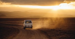 Sommerreifen und Winterreifen: Auto in der Wüste