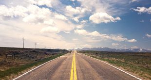 Fahrsicherheit: Landstraße mit bewölktem Horizont