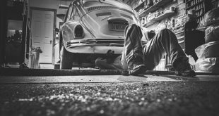 Radwechsel: Automechaniker bei der Arbeit