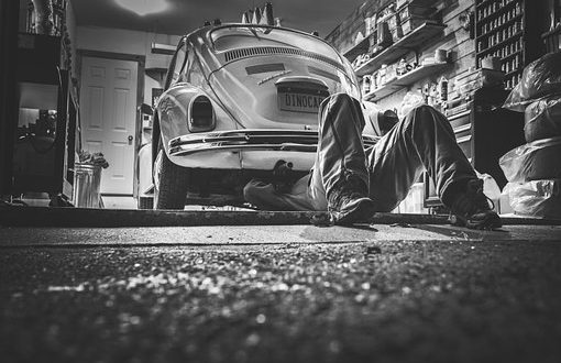 Radwechsel: Automechaniker bei der Arbeit