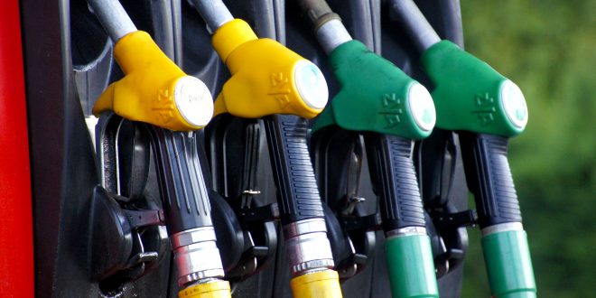 Fahrverbot für Dieselautos: Zapfventile für Benzin und Diesel.