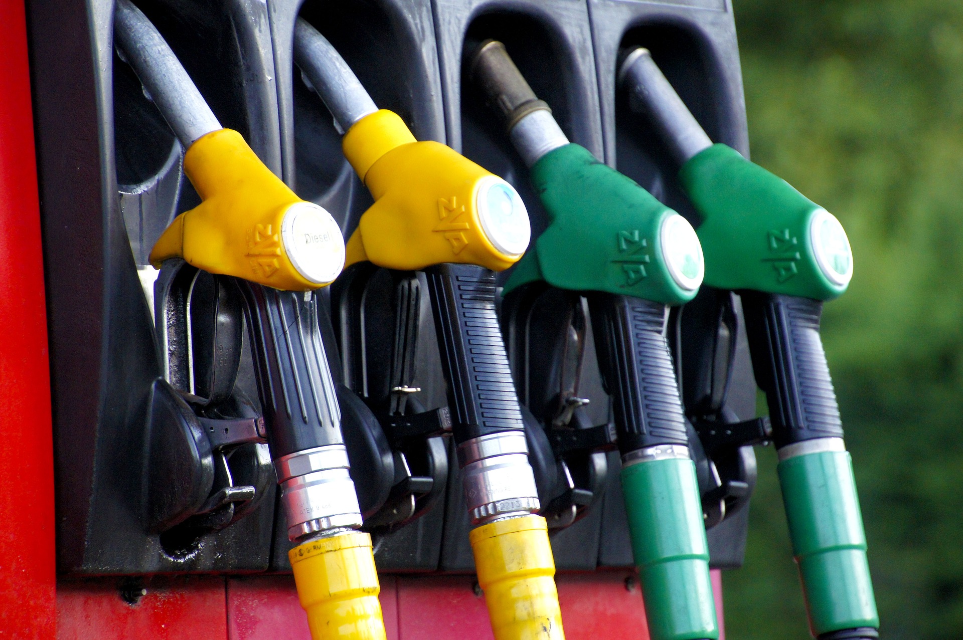 Fahrverbot für Dieselautos: Zapfventile für Benzin und Diesel.