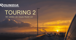 Roundia Touring 2: Werbefoto mit Straße zum Horizont und Sonnenuntergang.