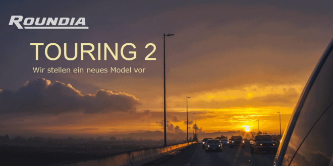Roundia Touring 2: Werbefoto mit Straße zum Horizont und Sonnenuntergang.