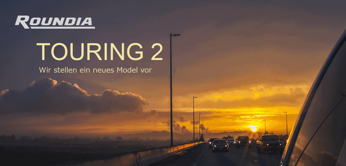 Roundia Touring 2: Werbefoto mit Straße zum Horizont und Sonnenuntergang.