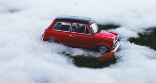 Schneeketten. Ein kleines rotes Auto