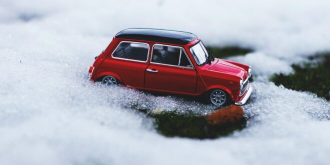 Schneeketten. Ein kleines rotes Auto