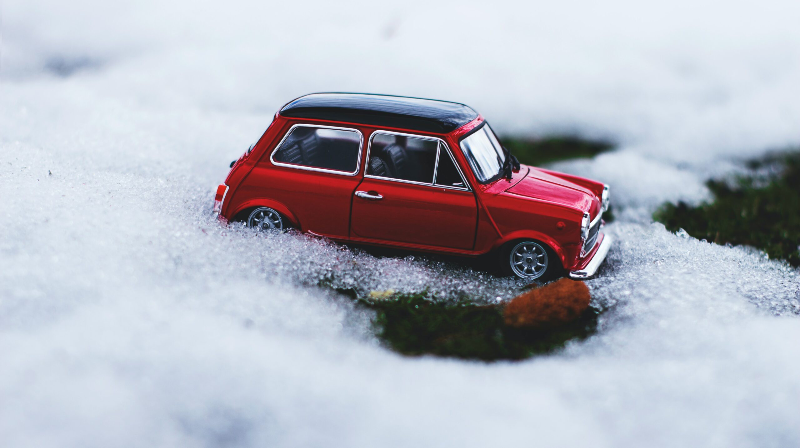Schneeketten. Ein kleines rotes Auto