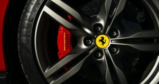 Felgen reinigen. Ein Auto mit montierte Felgen