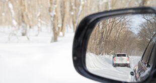 Vergleich Confortauto. Schneeketten oder Winterreifen. Ein Auto beim Fahren