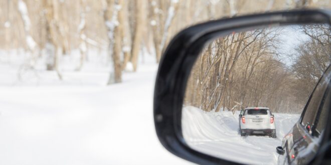 Vergleich Confortauto. Schneeketten oder Winterreifen. Ein Auto beim Fahren