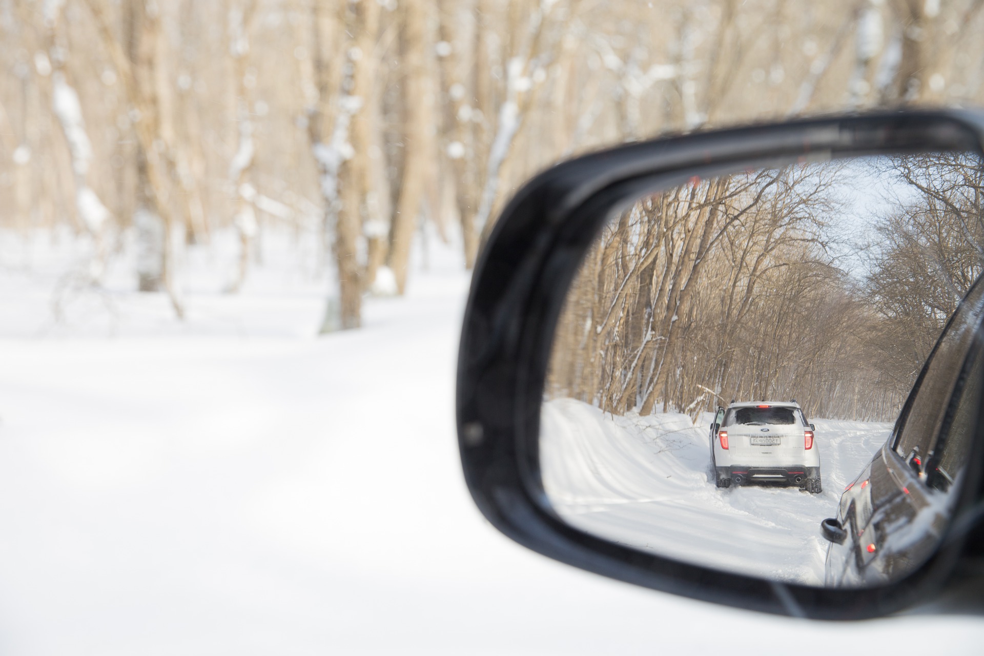 Vergleich Confortauto. Schneeketten oder Winterreifen. Ein Auto beim Fahren