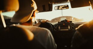 Angst vor Auto fahren. Ein Mann fährt an einem sonnigen Ort.