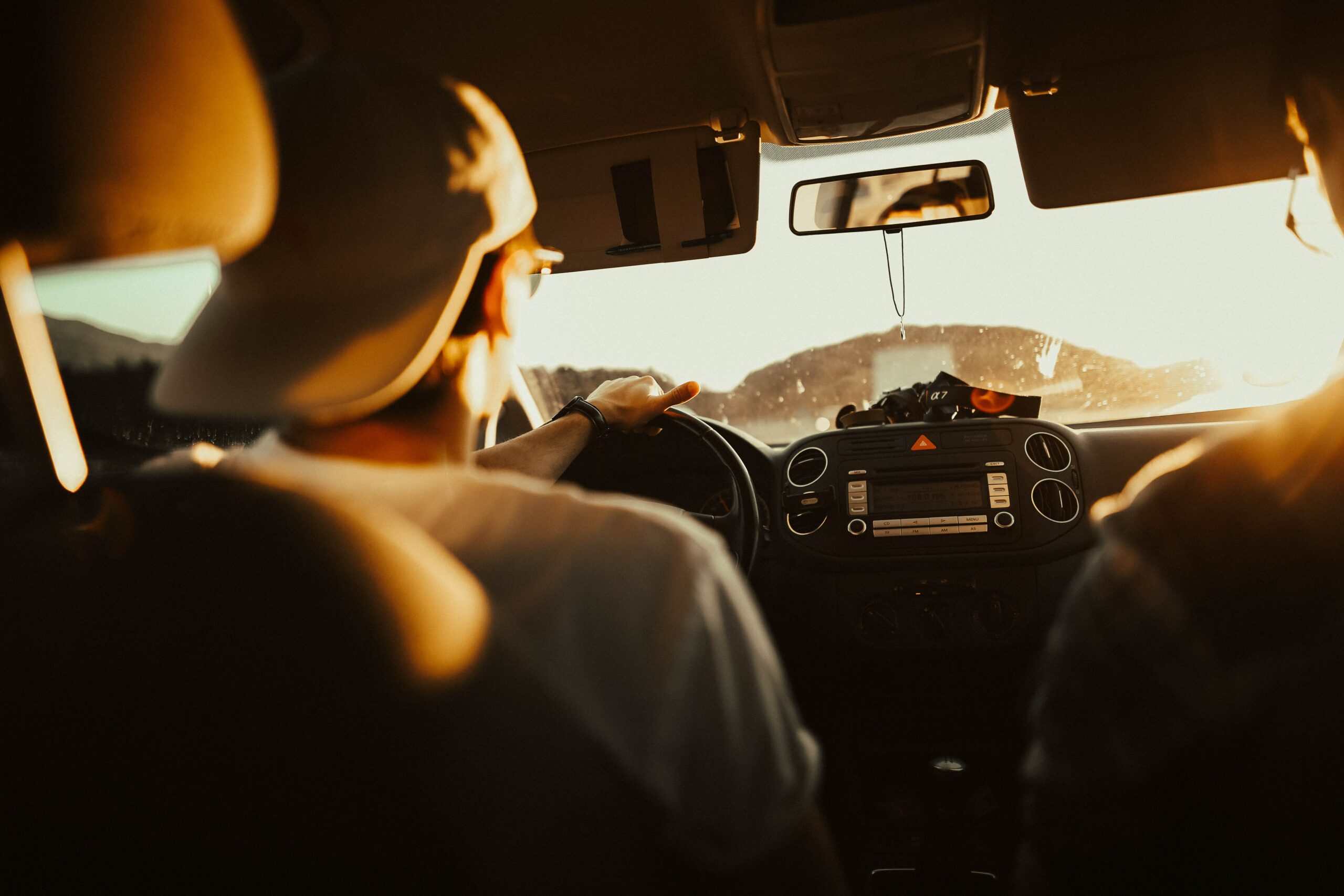 Angst vor Auto fahren. Ein Mann fährt an einem sonnigen Ort.