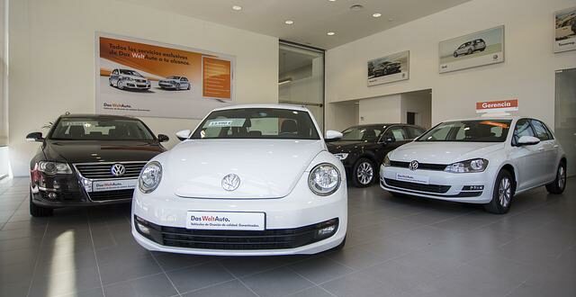 Auto kaufen. Autos im Autohaus.