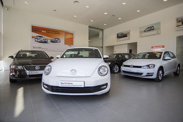 Auto kaufen. Autos im Autohaus.