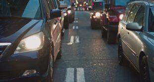 Bremsweg. Stehende Autos im Stau.