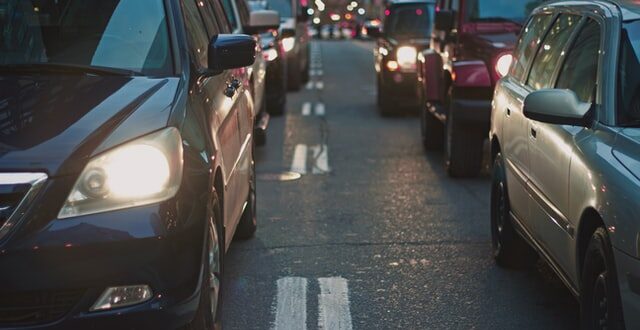 Bremsweg. Stehende Autos im Stau.