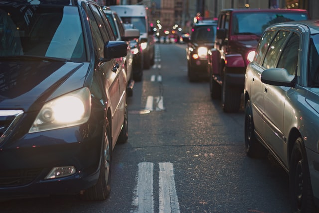 Bremsweg. Stehende Autos im Stau.