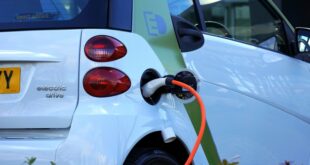 Wartung bei Elektroautos. Nahaufnahme eines Elektroautos beim Aufladen.