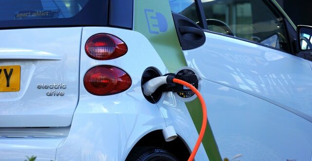 Wartung bei Elektroautos. Nahaufnahme eines Elektroautos beim Aufladen.