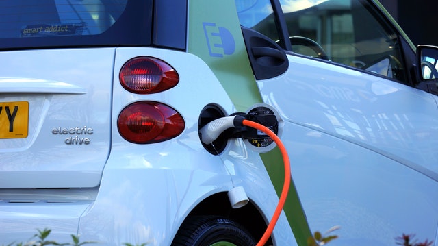 Wartung bei Elektroautos. Nahaufnahme eines Elektroautos beim Aufladen.