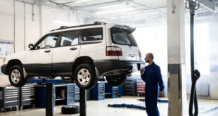 Werkstatt wählen. ein Mechaniker repariert ein Auto in einer Werkstatt.