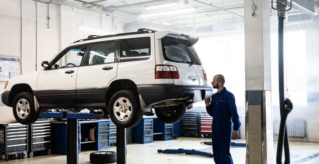 Werkstatt wählen. ein Mechaniker repariert ein Auto in einer Werkstatt.