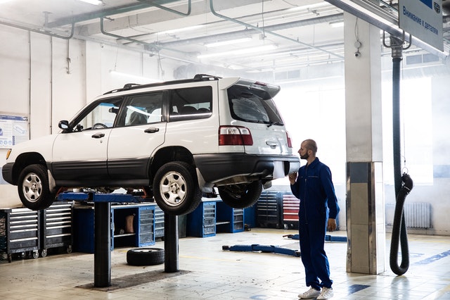 Werkstatt wählen. ein Mechaniker repariert ein Auto in einer Werkstatt.