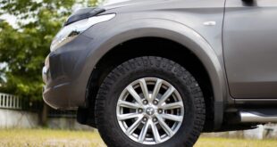 Reifendruck. Nahaufnahme eines gut aufgepumpten Autoreifens