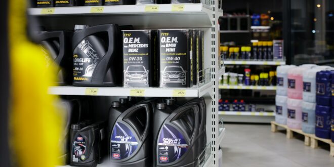 Schmiermittel. Verschiedene Autoschmierstoffe in einem Verkaufsregal.