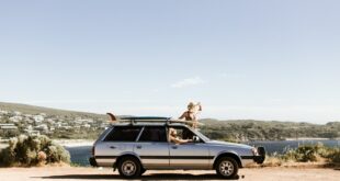 Autofahren. Zwei Frauen im Auto mit dem Meer im Hintergrund