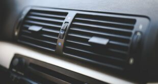 Klimaanlage im Auto. Nahaufnahme der Klimaanlage eines Autos