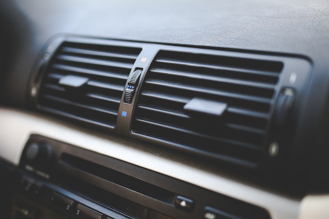Klimaanlage im Auto. Nahaufnahme der Klimaanlage eines Autos