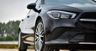 Nexen Tyres vs. Continental. Seitenaufnahme eines Autos auf der Straße