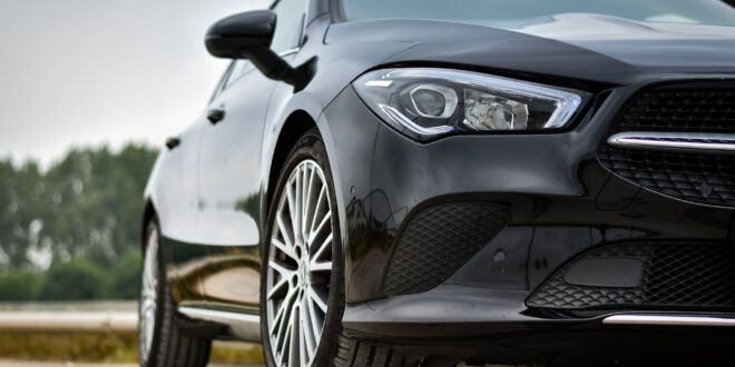 Nexen Tyres vs. Continental. Seitenaufnahme eines Autos auf der Straße
