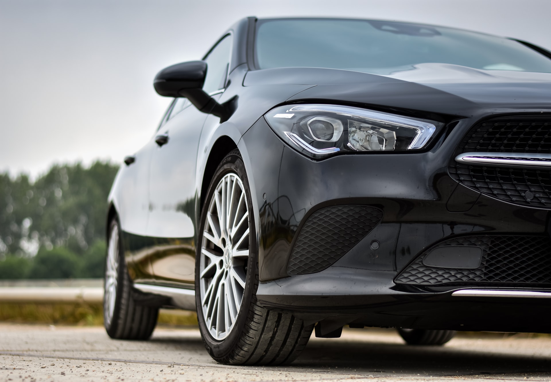 Nexen Tyres vs. Continental. Seitenaufnahme eines Autos auf der Straße