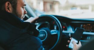 Reaktionszeit. Ein Fahrer das Handy am Steuer benutzt
