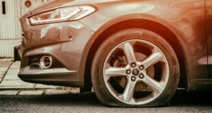 Reifenpanne. Reifenpanne am Vorderrad eines Autos