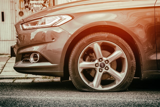 Reifenpanne. Reifenpanne am Vorderrad eines Autos