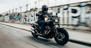 Motorradpflege. Ein Motorradfahrer auf der Straße