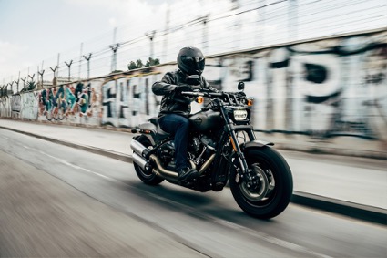 Motorradpflege. Ein Motorradfahrer auf der Straße