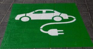 Umweltbewusstes Fahren. Markierungen für Elektroautos auf dem Boden