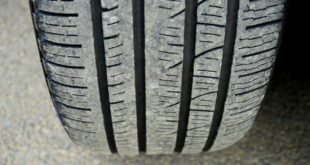 Reifenteile. Reifen auf Asphalt.