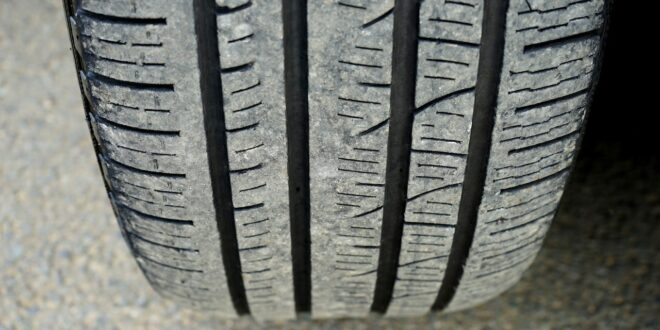 Reifenteile. Reifen auf Asphalt.