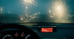 Aquaplaning. Nachtansicht aus der Frontscheibe eines Autos.