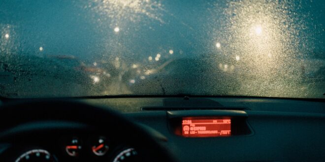 Aquaplaning. Nachtansicht aus der Frontscheibe eines Autos.