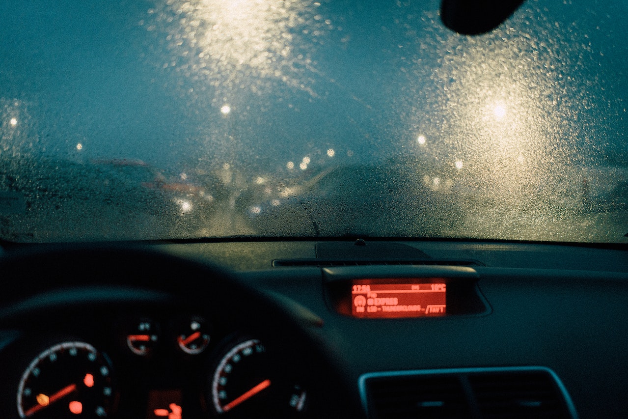 Aquaplaning. Nachtansicht aus der Frontscheibe eines Autos.