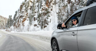 M+S Reifen. Auto mit einer Schneelandschaft vor sich.