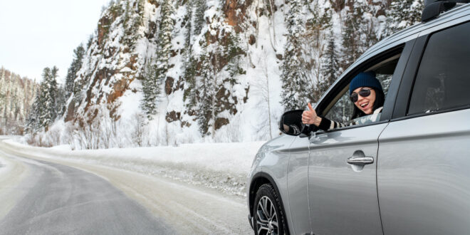 M+S Reifen. Auto mit einer Schneelandschaft vor sich.